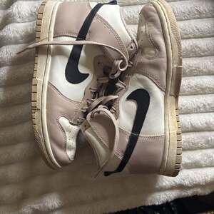 Nike Women's Sneakers in Beige and Black